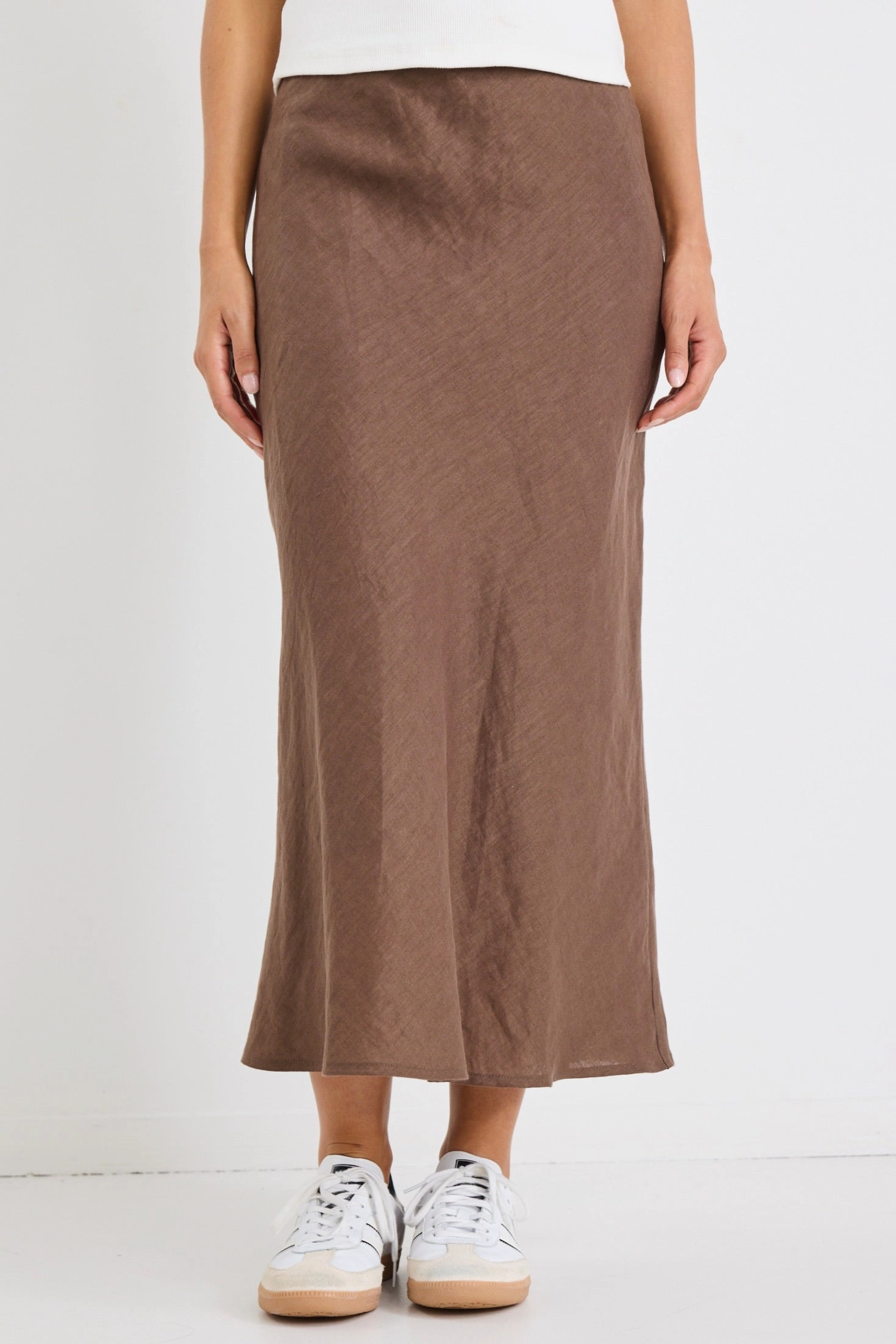 Outfit Essence Bliss Chocolate Linen Bias Midi Skirt