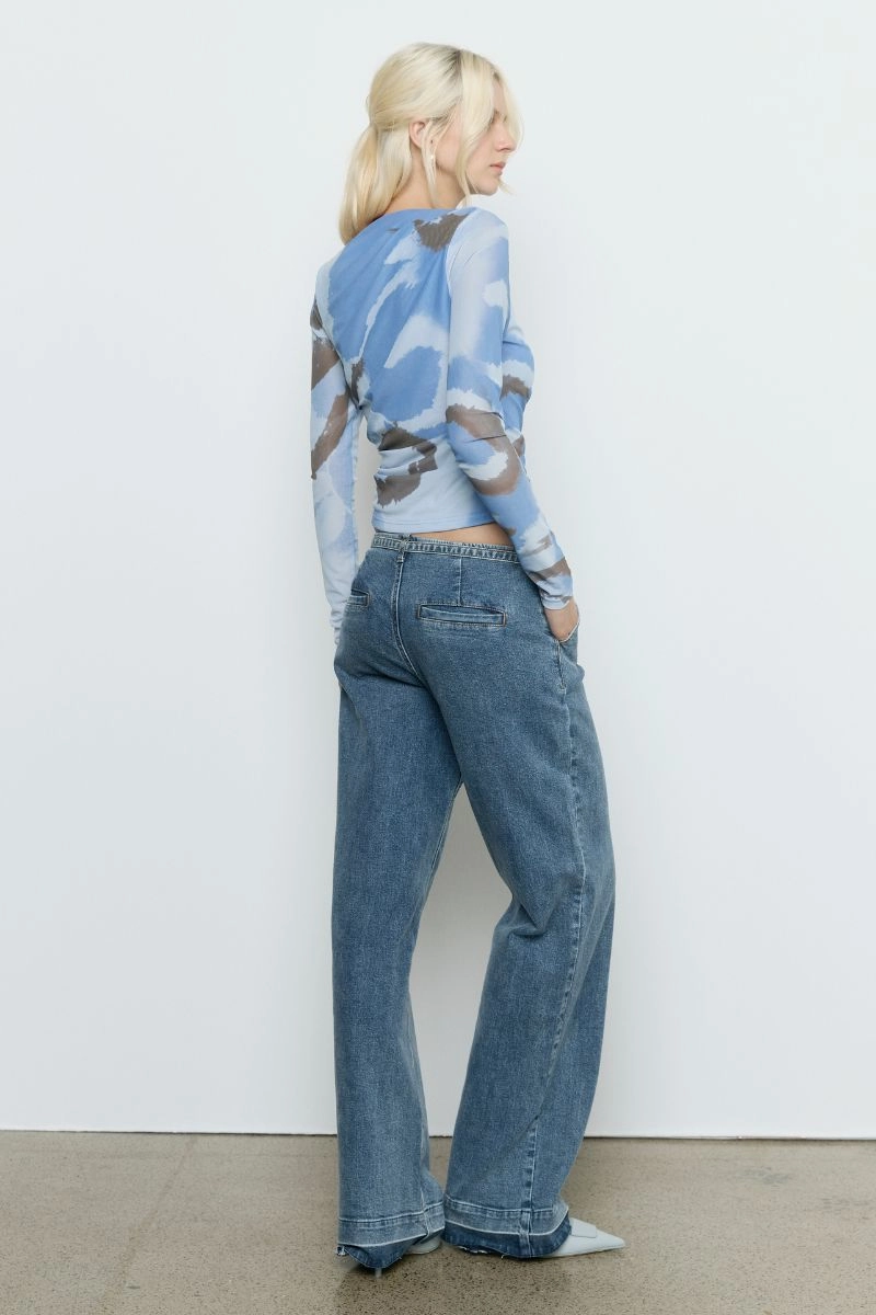 Multi Directional Mobility Fitted Design Whirl Slate Mesh Print LS Top