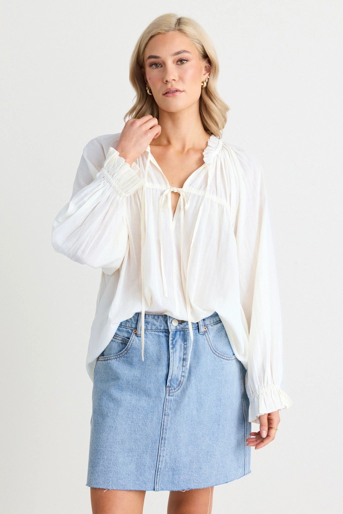 HighStrength Threadwork DoubleStitching Artist Ivory Voile LS Tie Front Relaxed Gathered Top