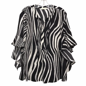 Smooth Look Sporty Layers Top 3/4 Sleeve By Doe & Rae In Black & White, Size:3X