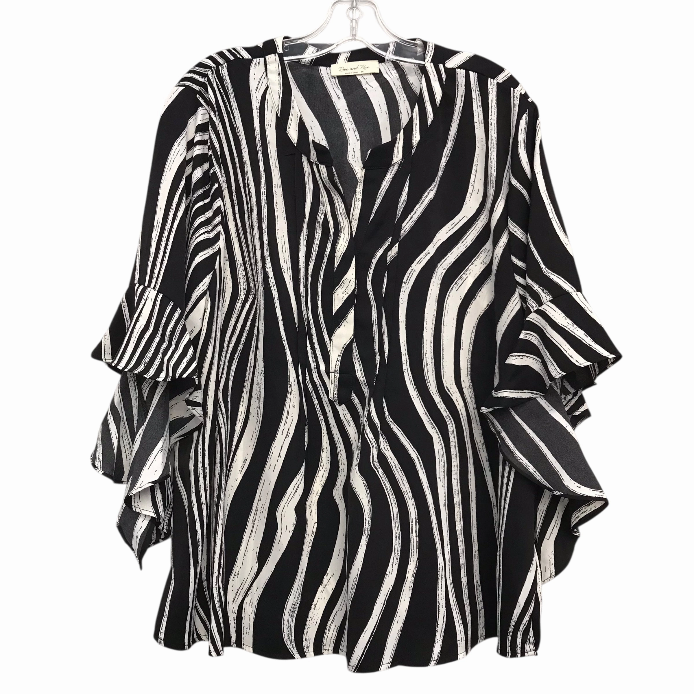 Smooth Look Sporty Layers Top 3/4 Sleeve By Doe & Rae In Black & White, Size:3X