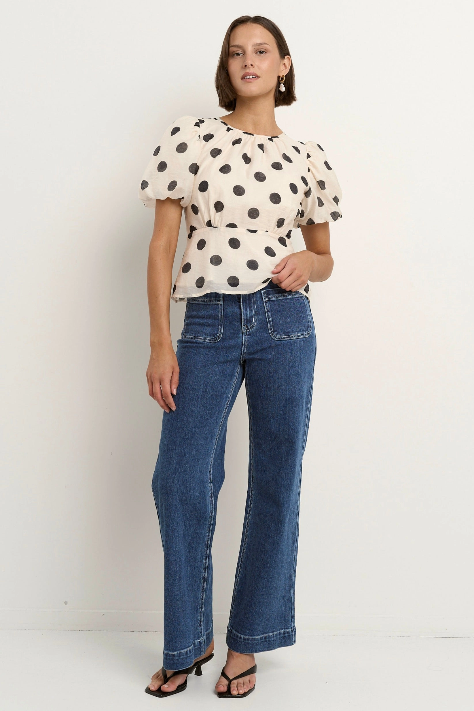 TemperatureRegulating Material Finali Cream Black Polka Dot Puff Short Sleeve Top