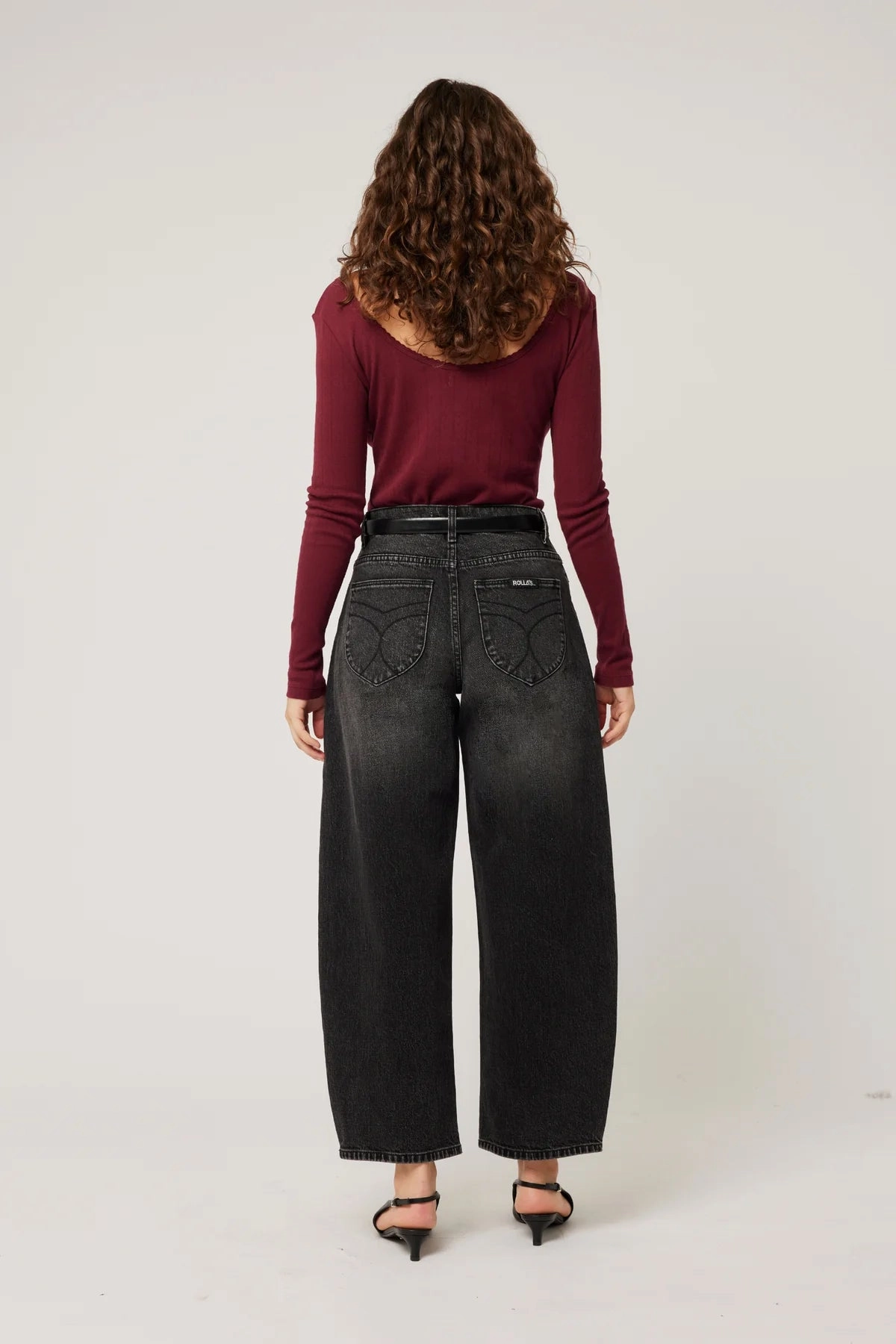 Gigi 80s Black Mid Barrel Jean Basic Look