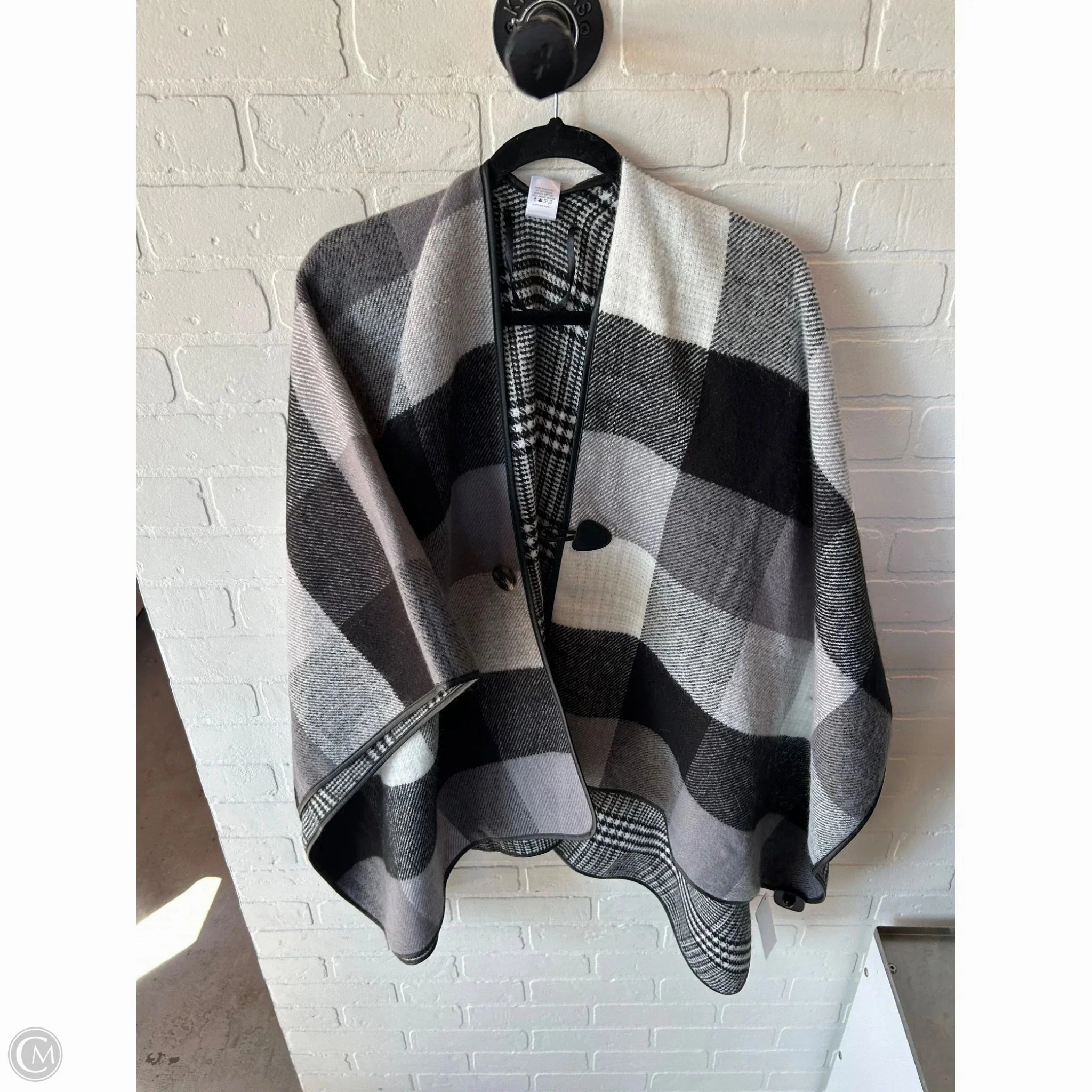 Sport Fit Poncho By Liz Claiborne In Black & White, Size: Osfm