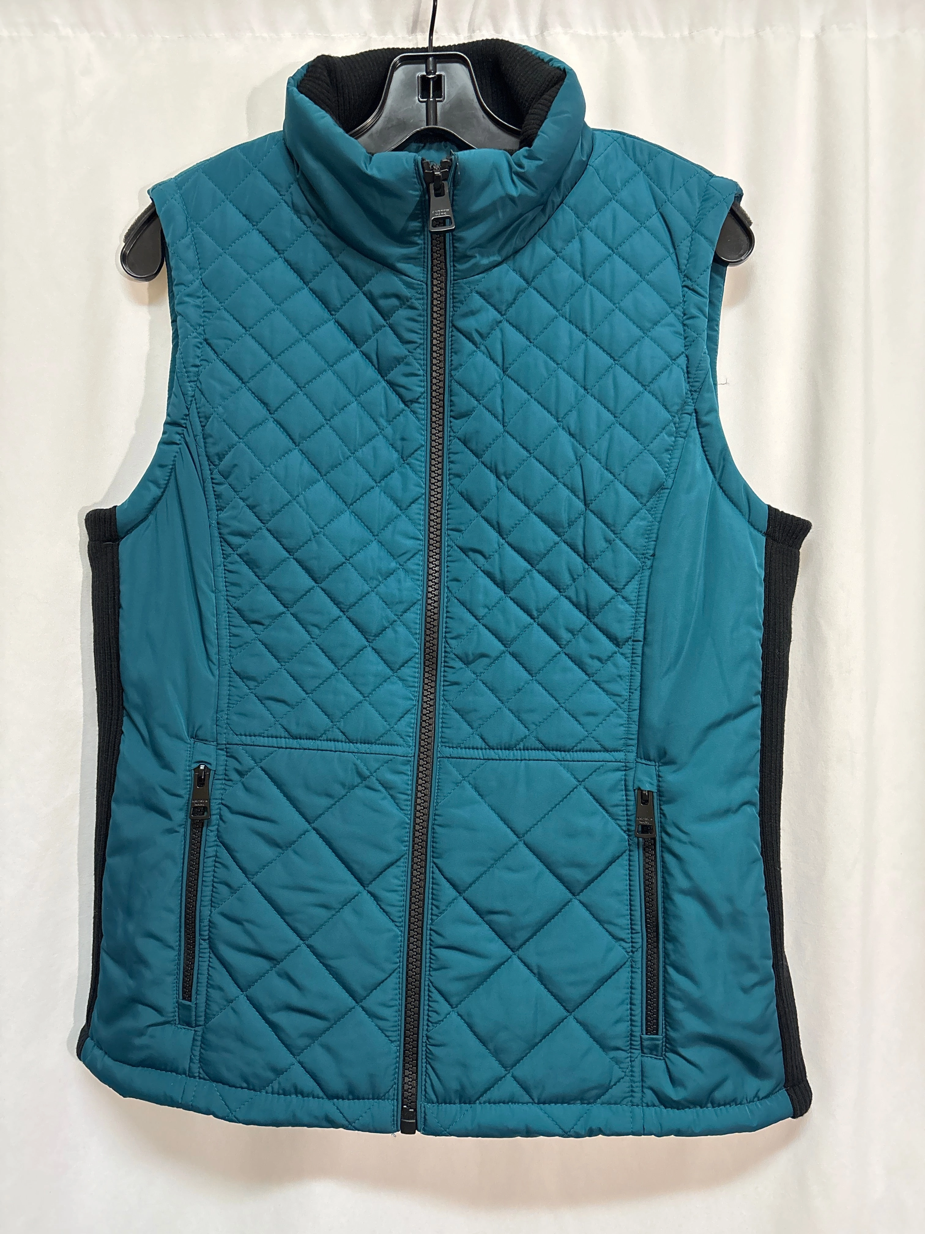 Ergonomic Armhole Cut Expandable Side Gussets Vest Puffer & Quilted By Andrew Marc In Teal, Size: M